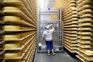 Le fromager Gregory Gex-Fabry surveille le robot affineur dans la nouvelle cave d'affinage de Troistorrents